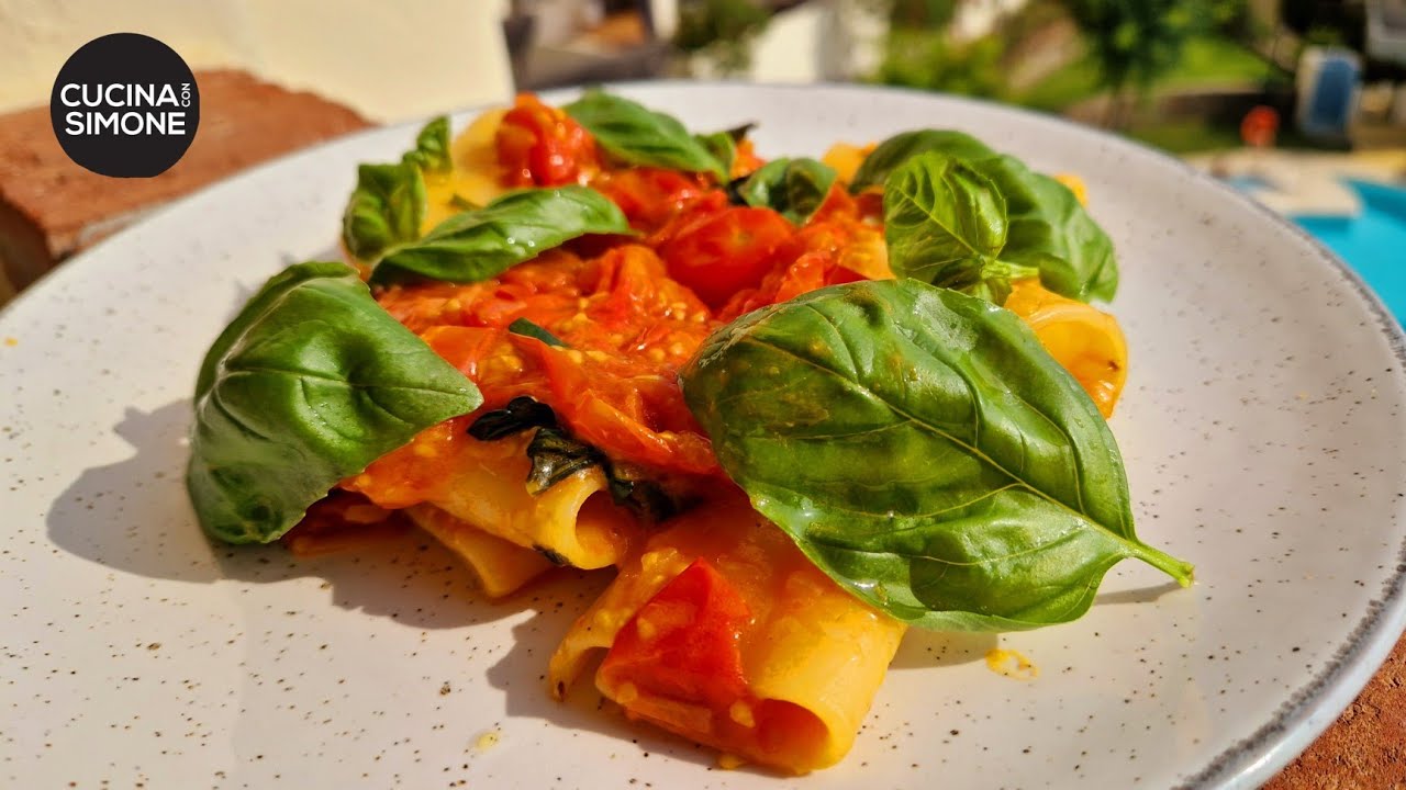 Paccheri Pomodoro e Basilico. Non è un semplice piatto ma un viaggio in parad🍅🌿