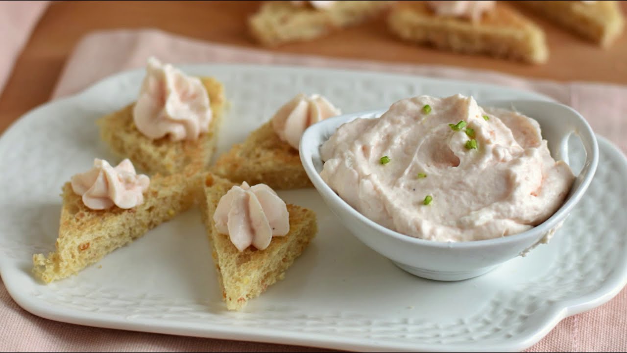 Mousse al salmone affumicato | Spuma di salmone | ricetta antipasto facile veloce e senza cottura