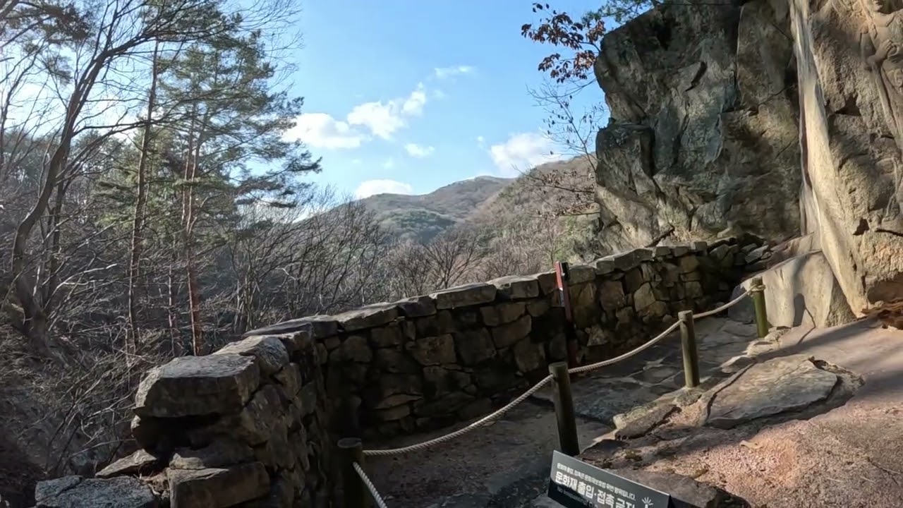 [서산마애삼존불] 세상에...국보 서산마애여래삼존불에 돌을 던지다니...