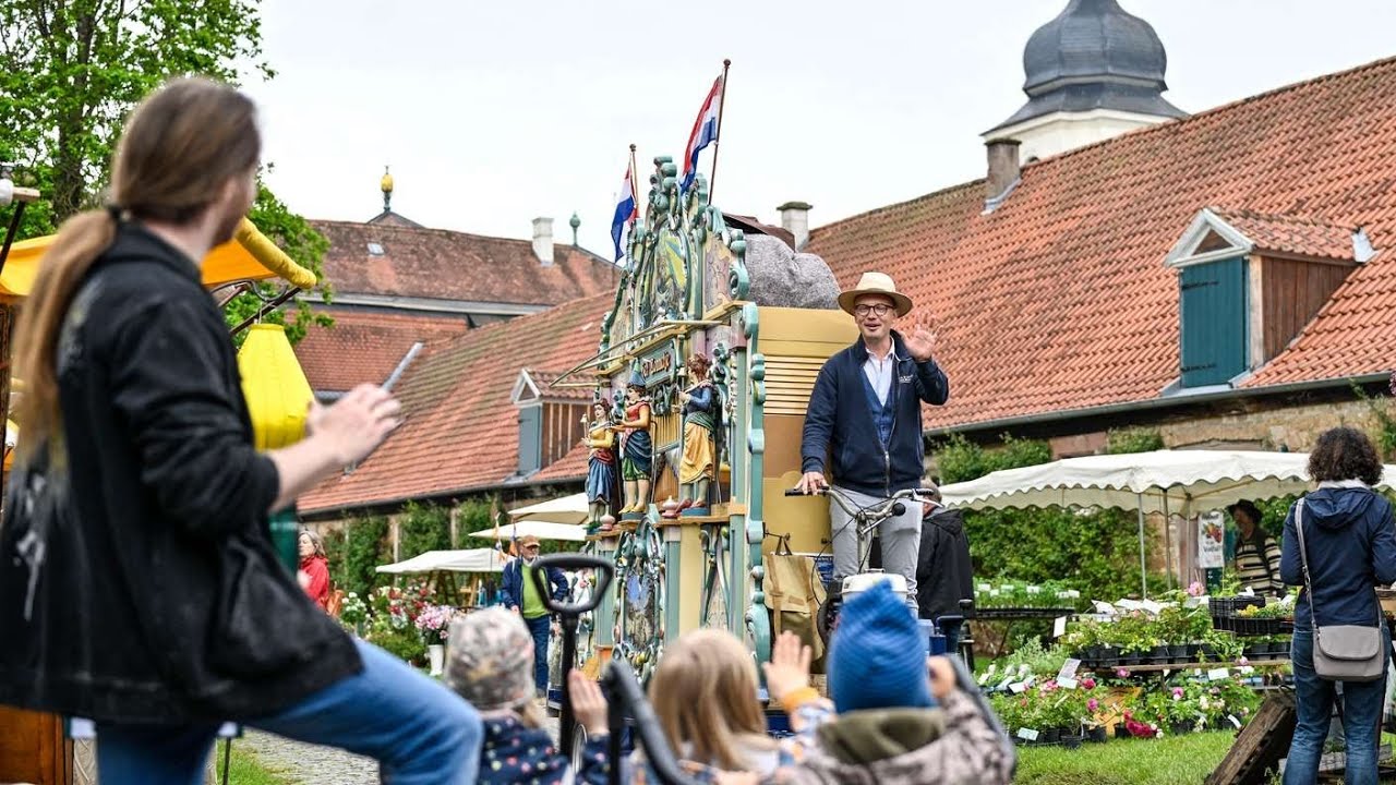 Draaiorgel het Zonnetje tijdens Das Fürstliche Gartenfest in Fulda bij Schloss Fasanerie