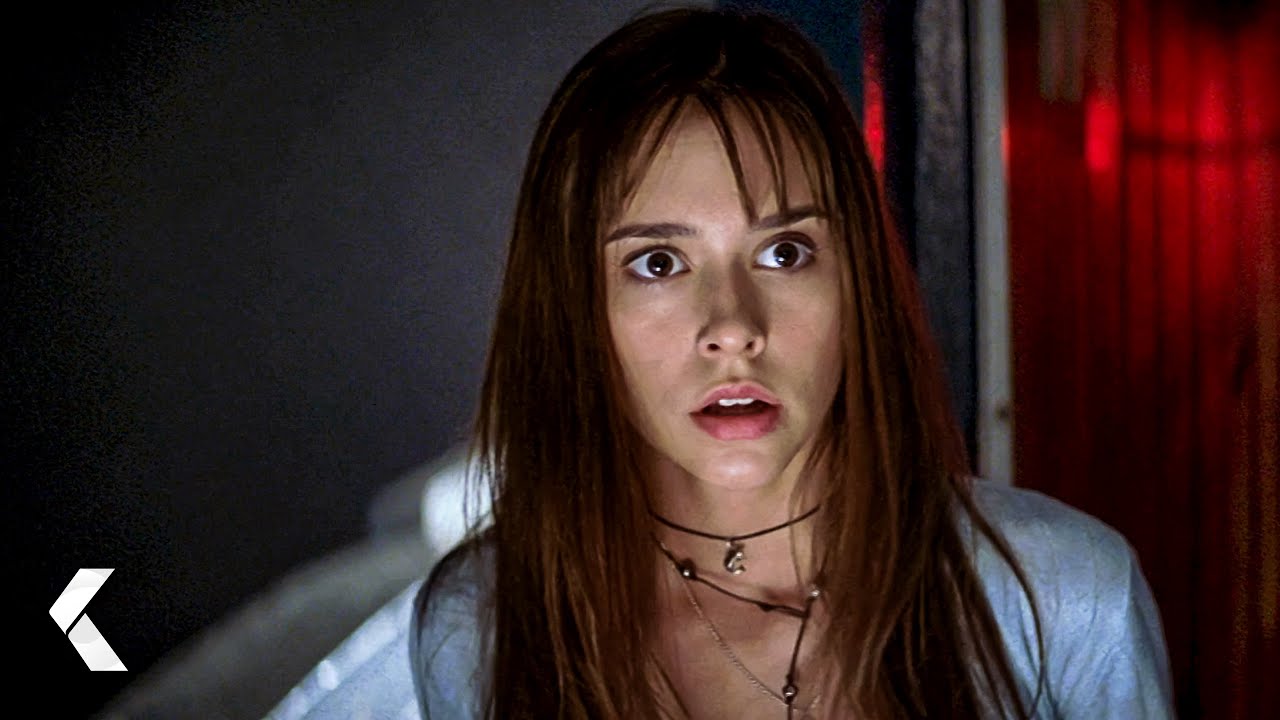 Julie Stumbles Upon The Killer’s Work - I KNOW WHAT YOU DID LAST SUMMER Clip (1997)
