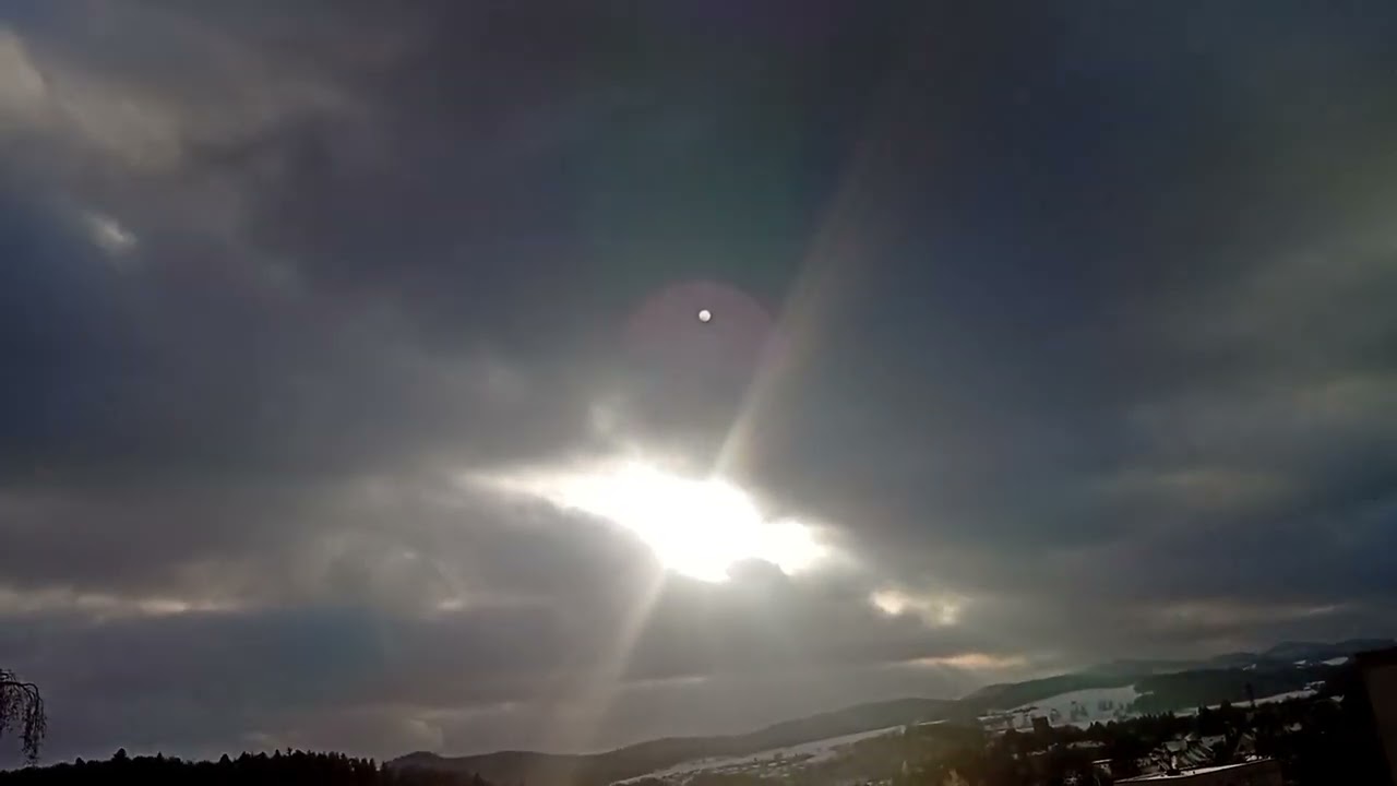 Sonne von Azorenhoch versucht durch die Wolken zu kommen! 6.1.2026.⛅
