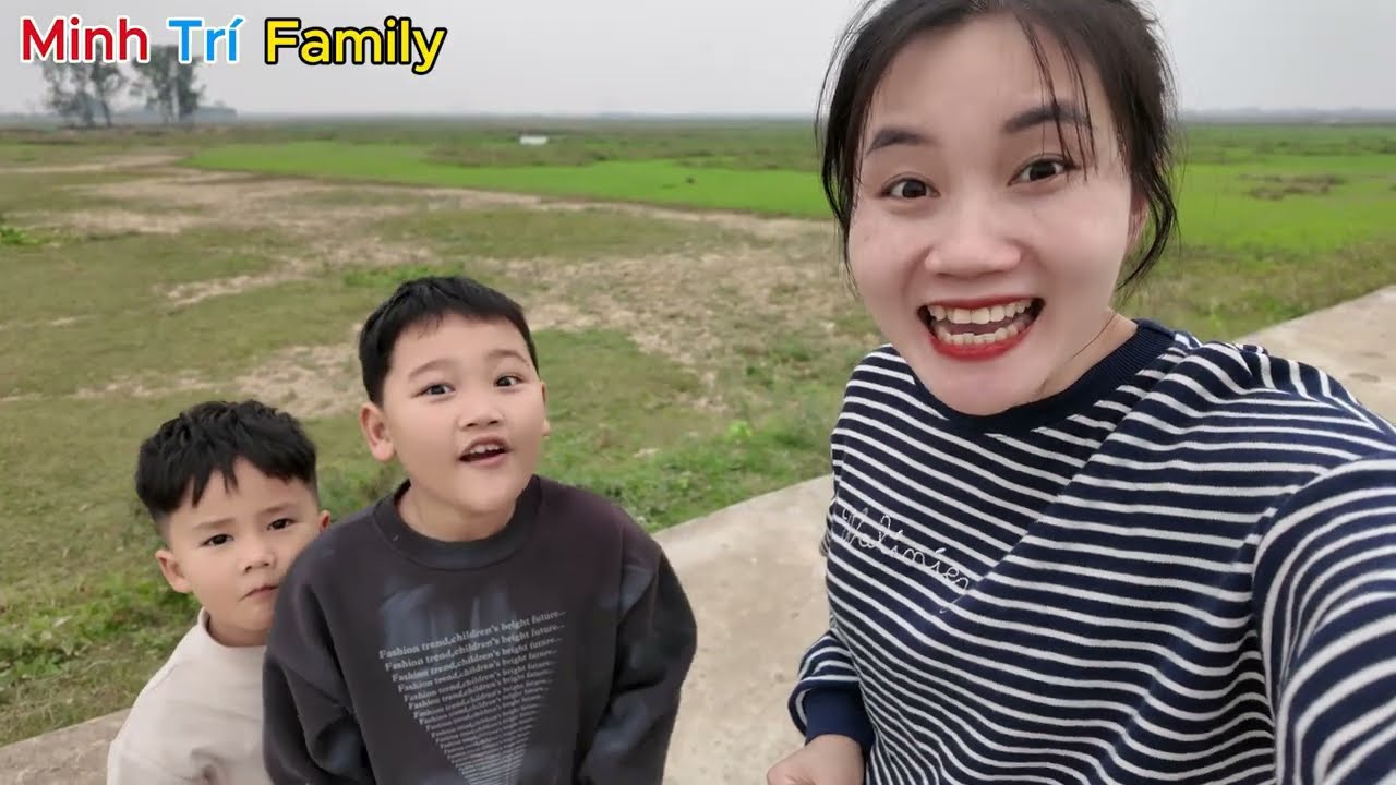 Chị Ruby Dẫn Team Trẻ Trâu Ra Đồng Bắt Trai Trai - Tiến Mạnh Bất Ngờ Gặp Nạn | Minh Trí Family
