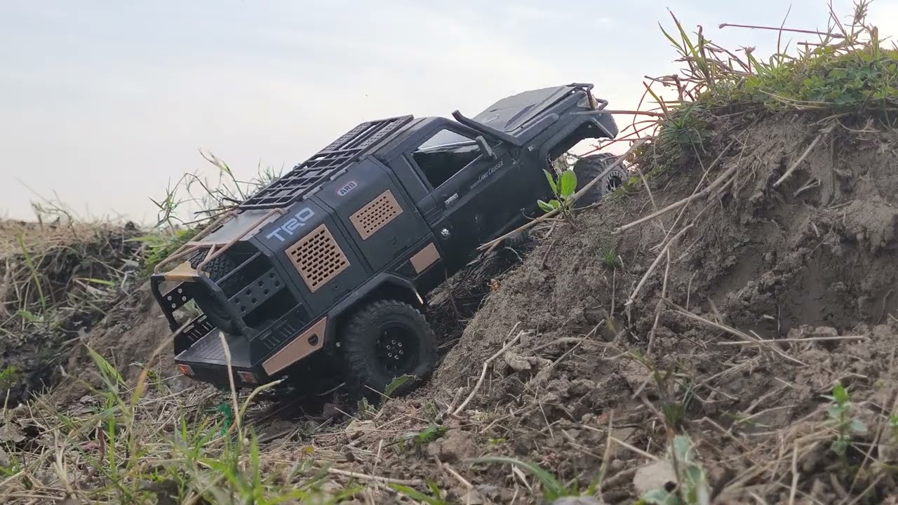 A Day Out in The Village Fields with An RC Crawler #rctruck #mn82s #toyota #lc79 #village #farming 