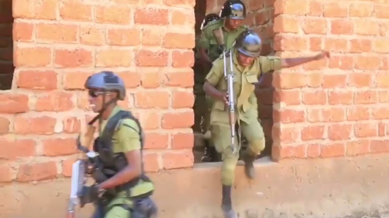 TAZAMA POLISI WAJITOA KUOKOA BINTI ALIYETEKWA KWENYE JUMBA BOVU | RISASI NA MABOMU YATUMIKA MDA HUU!