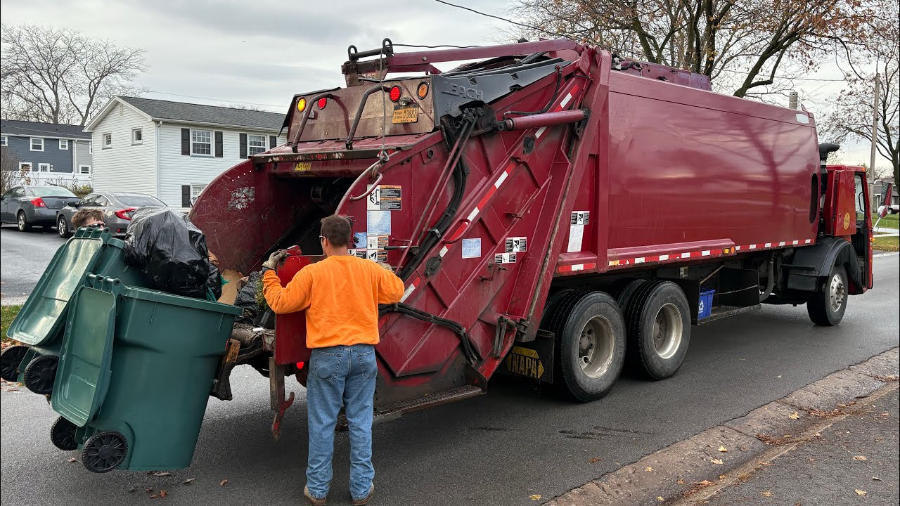 Hilton NY Leach Rear Loader Garbage Truck Packing 