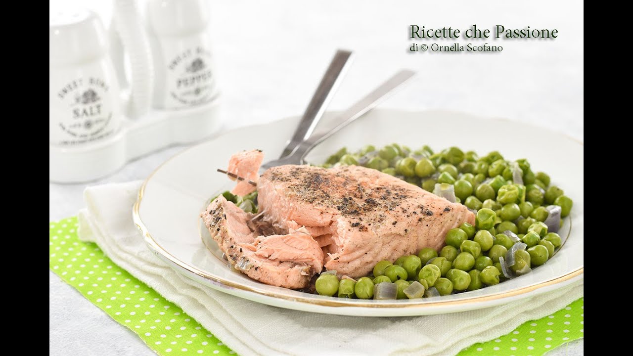 Salmone con piselli veloce in padella - Ricette che Passione