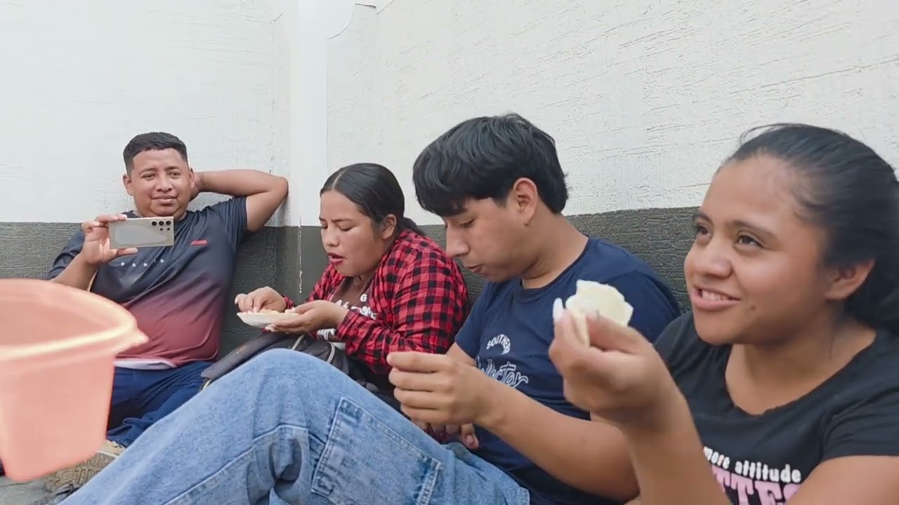 Hay Dios mio! Nos Tocó Duro, comer Tirados en el Suelo😭😱