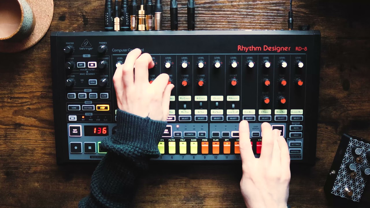 The RD-8 HAS OSCILLATORS! Amazing 808 trick!!