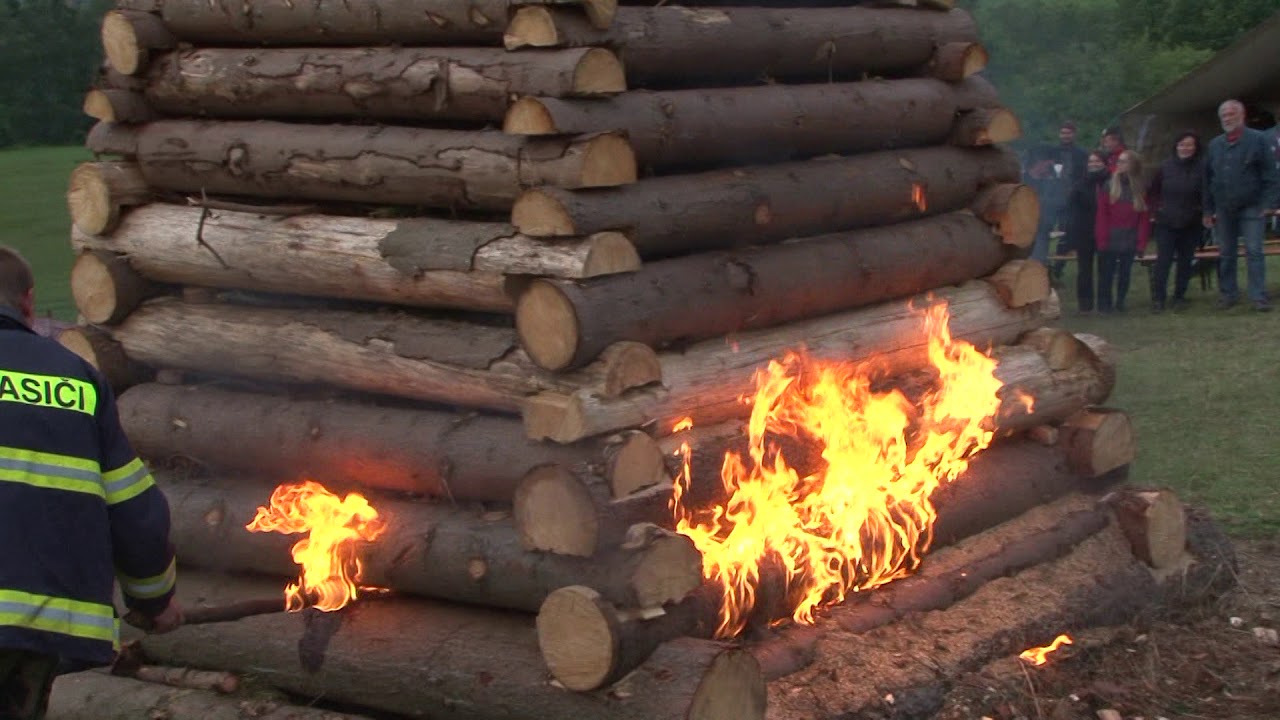 Pálenie jánskej vatry