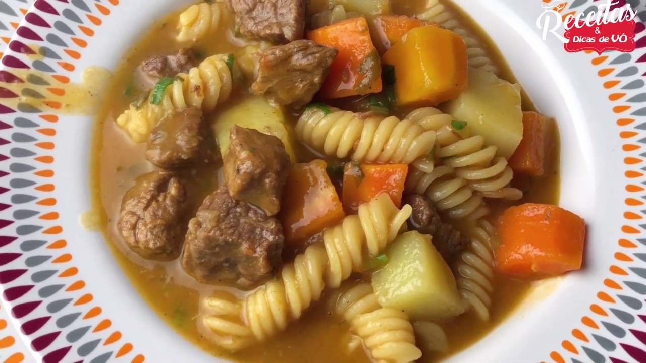 SOPA DE MACARRÃO COM CARNE E LEGUMES