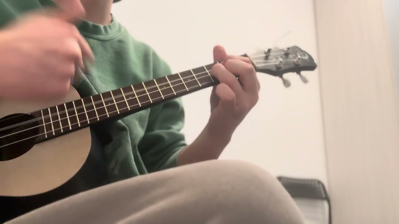 El hombre pájaro de robe pero ukelele