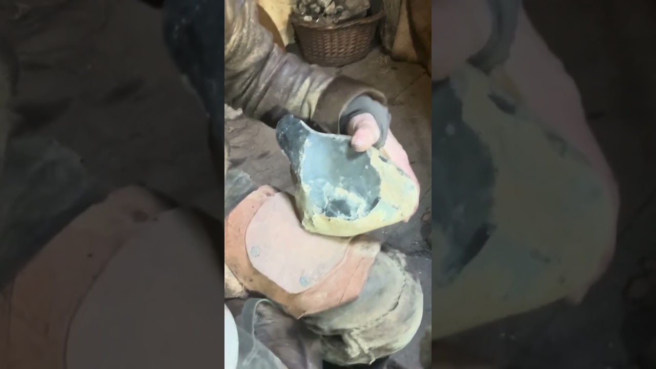 Раскрытие округлого кремневого конкреция с помощью кварцитового молотка.