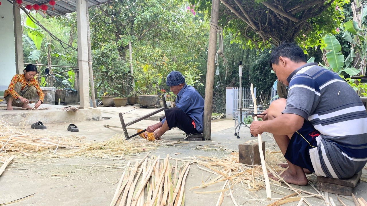 Bamboo Basket Weaving | Working With Me — Warm Sunny Day