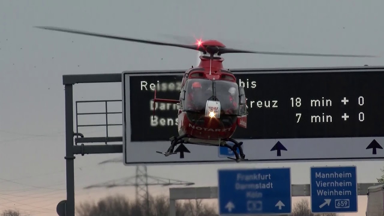 Landung Rettungshubschrauber Christoph 53 auf der A5 bei Weinheim