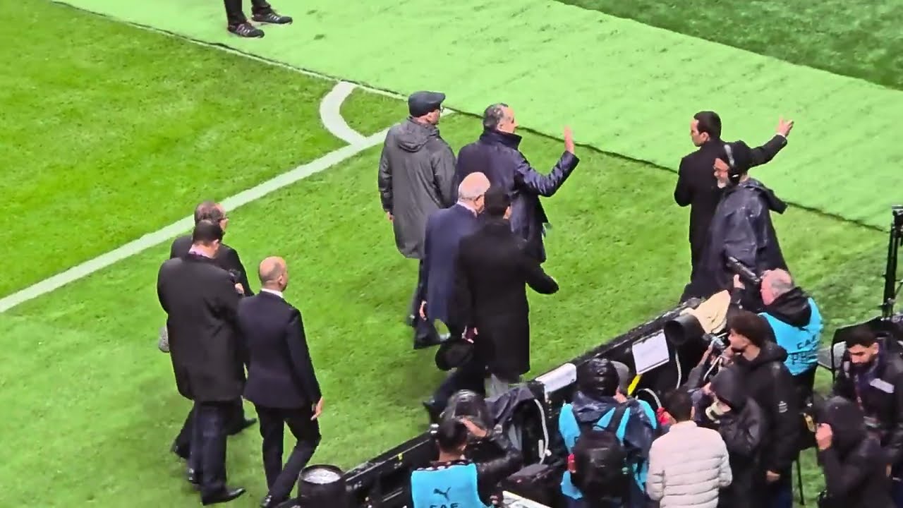 لحظة دخول السيد عبد اللطيف الحموشي الى ملعب مولاي عبد الله في الرباط في افتتاح كأس إفريقيا 