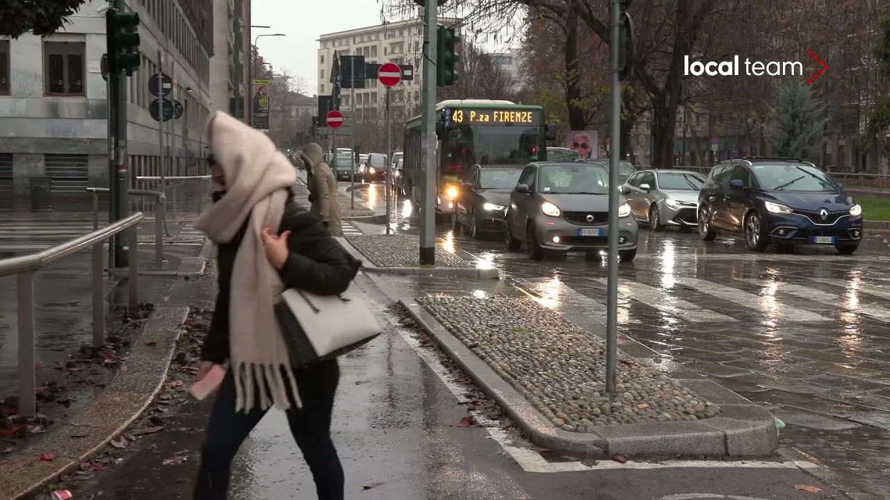 Maltempo, fiocchi di neve su Milano: situazione in mattinata in Piazza della Repubblica e viale Zara