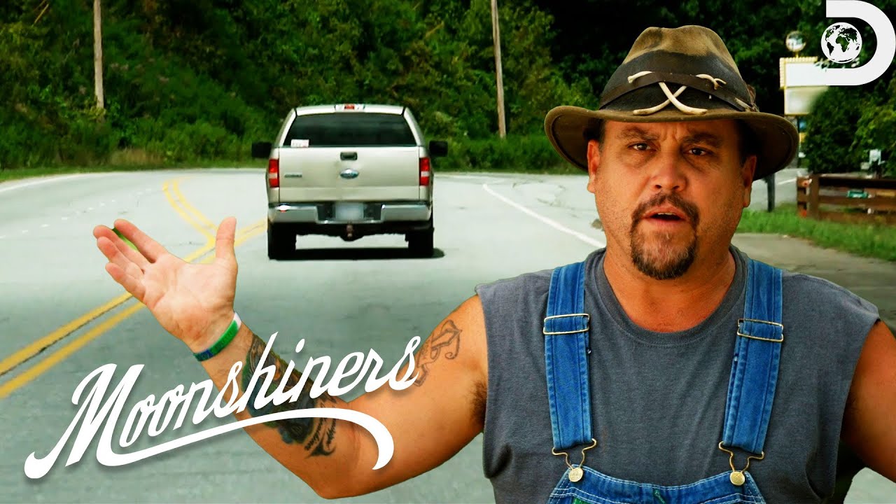 Mike Places a Tracker on Richard’s Truck! | Moonshiners | Discovery