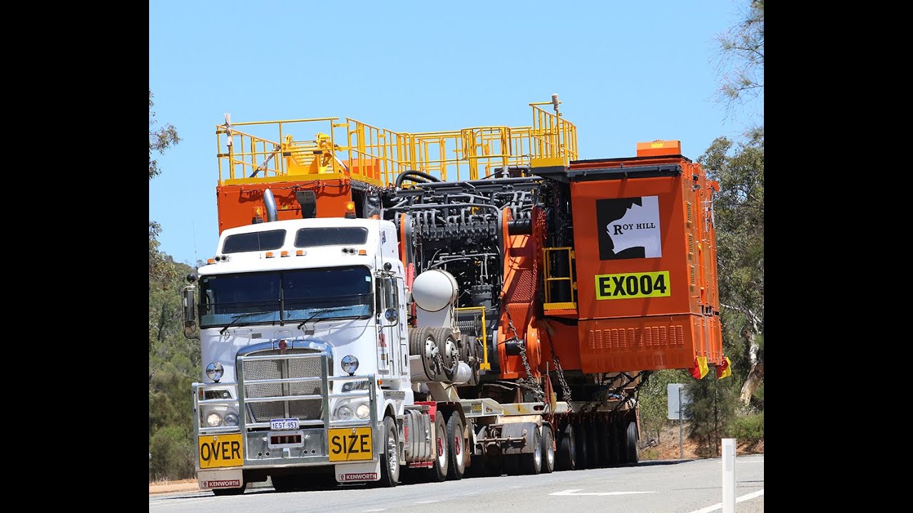 Hitachi EX5600 Excavator being moved by Qube Logistics