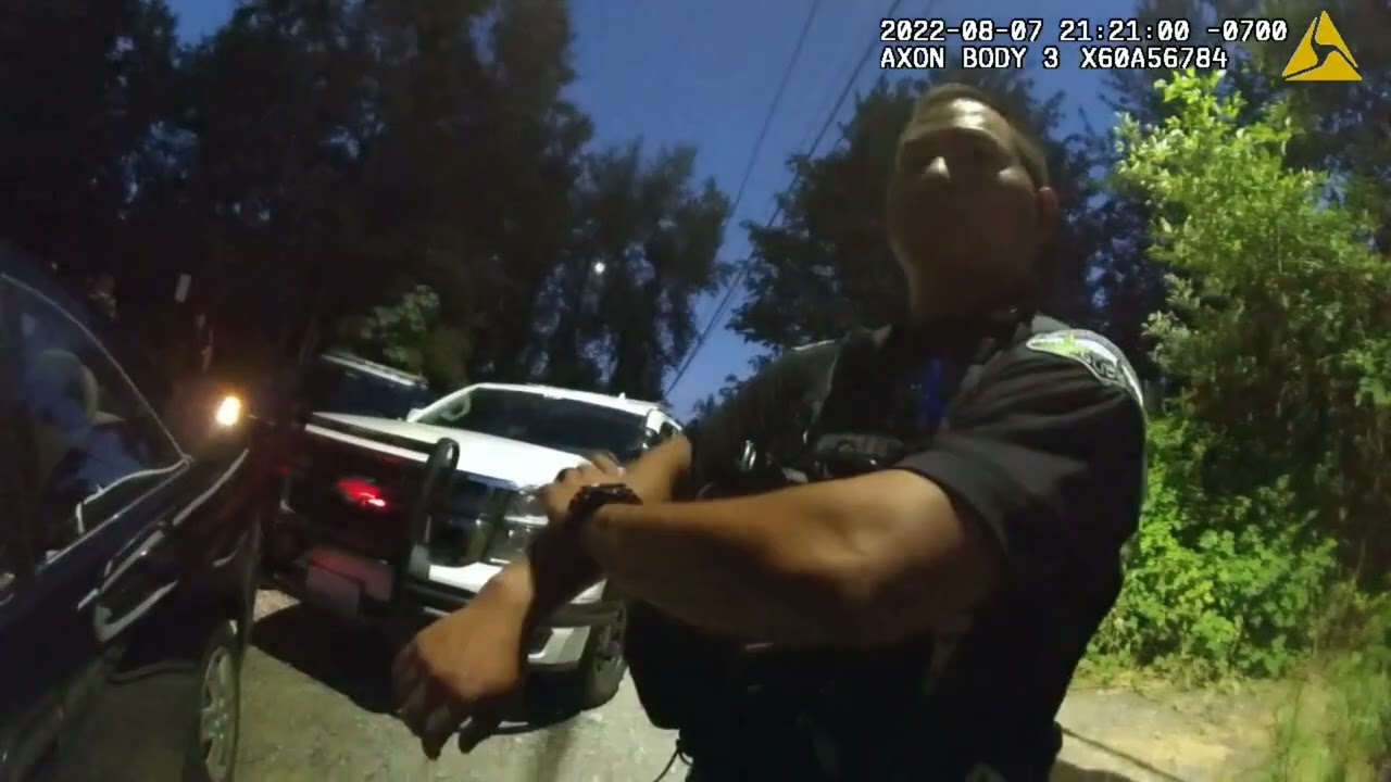 Полицейский обучает новичков расследованию дела о вождении в нетрезвом виде