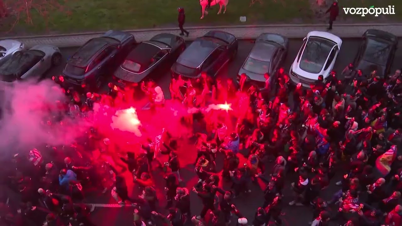 Cientos de hinchas del Atlético desfilan hacia el Bernabéu para enfrentarse al Real Madrid