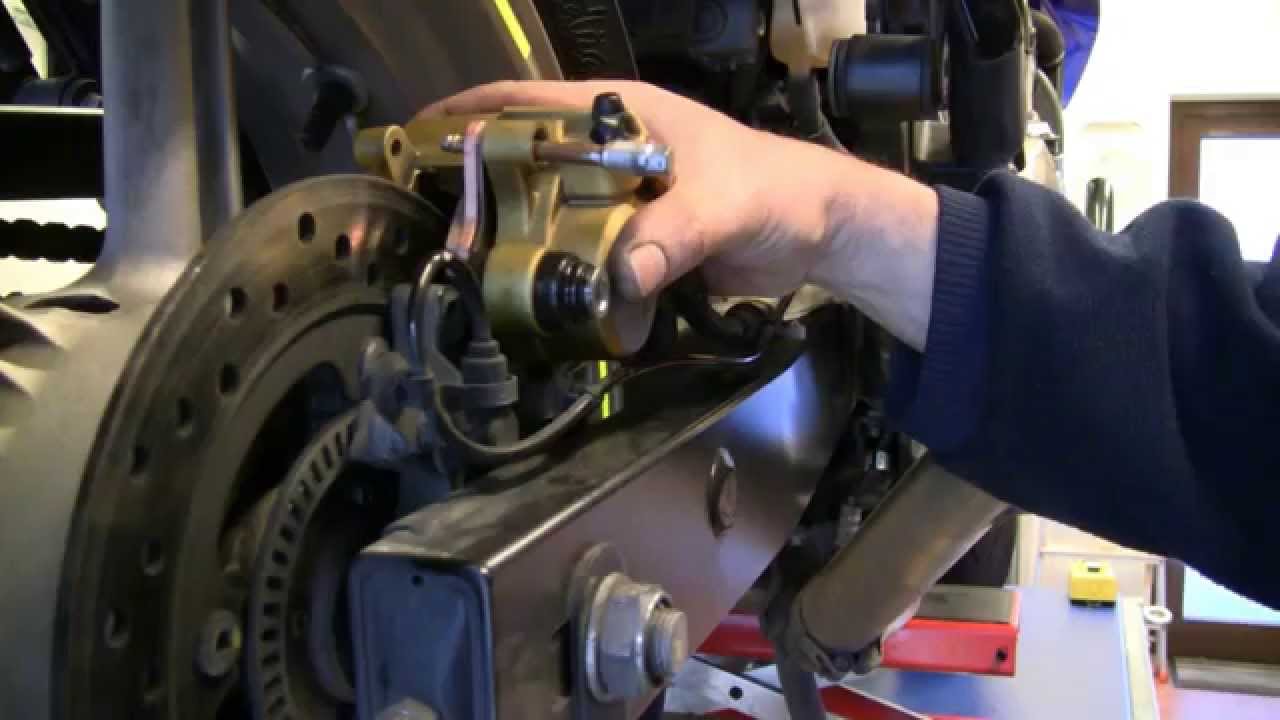 CBF600 -- PC43 -- Service an der Hinterradbremse