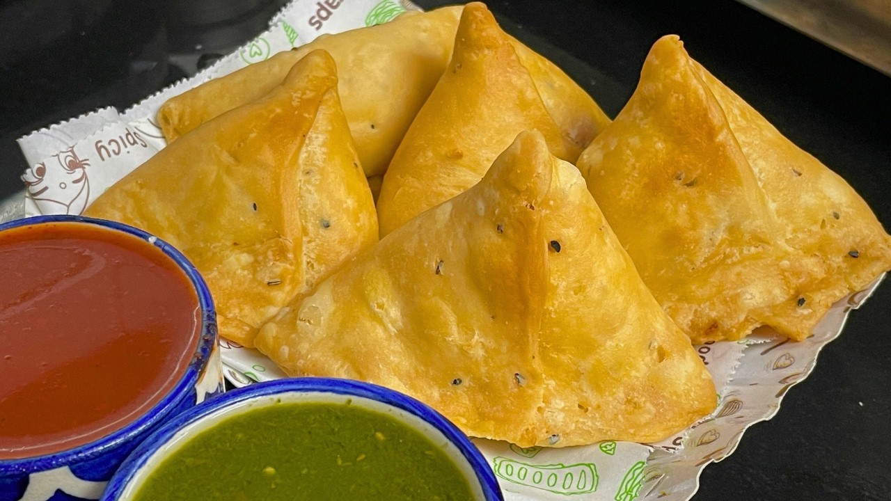 हलवाई जैसे समोसे बनाने की आसान विधि , टिप्स और ट्रिक्स के साथ/ Khasta Samose