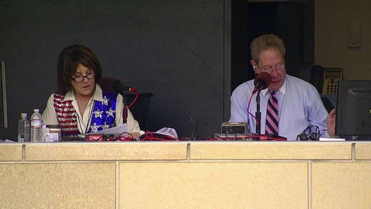 NYY@MIN: Booth recognizes Waldman's patriotic attire