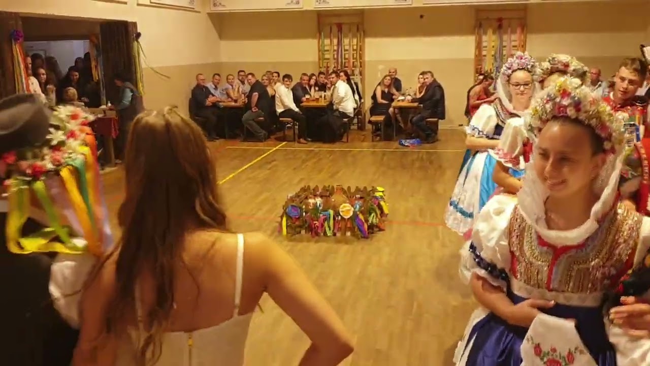 Hody Borkovany 2022 - sobota - příchod stárků do dokolovny