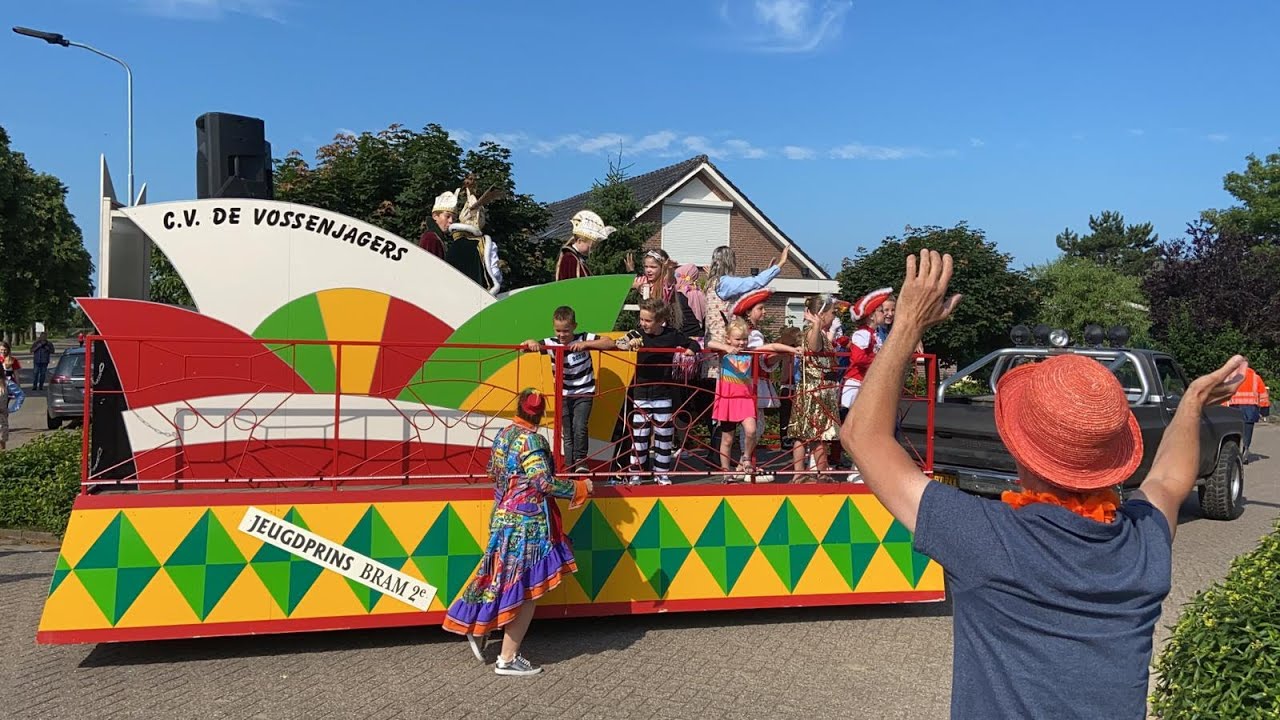 Eerste editie van zomercarnaval onder leiding van Prins Bram in de straten van Azewijn