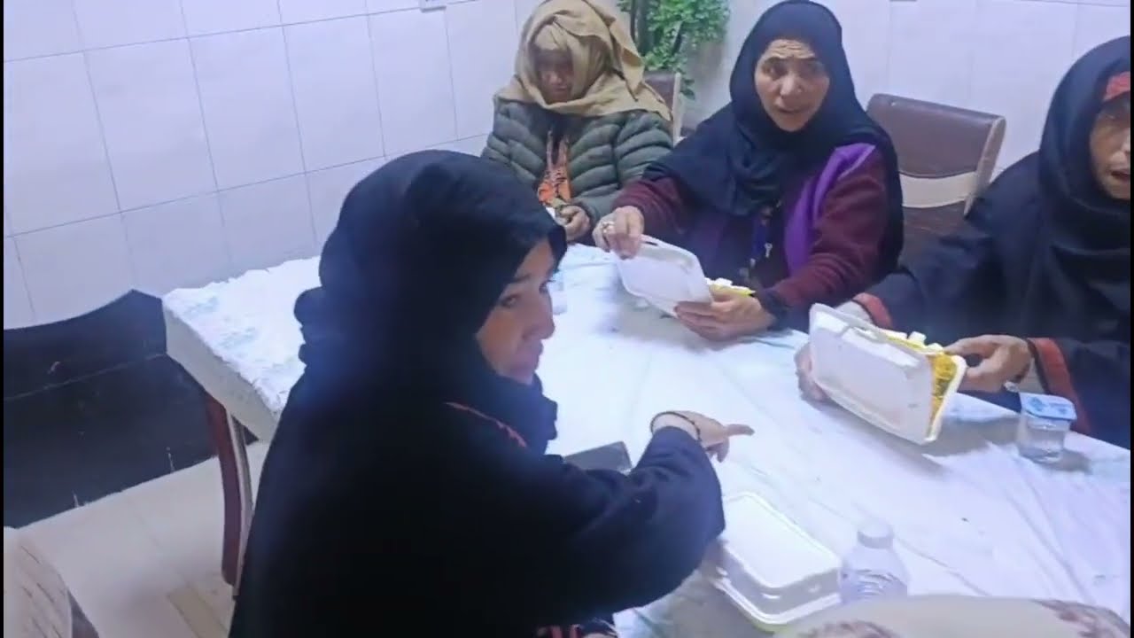 زایرین کرام نجف میں مولا علی کے جوار میں مجلس حضرت زینب پڑھتے ھوے مجلس کے بعد تبرک تقسیم کرتے ھویے۔