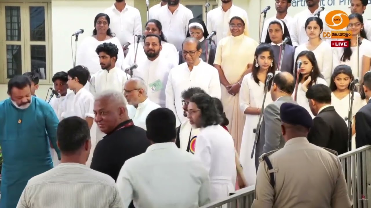 തൃശ്ശൂർ ചേതന ഗാനാശ്രമത്തിൽ സംഗീതാദ്രമായ സ്വീകരണം; ഗായകർക്കൊപ്പം ഫോട്ടോ എടുത്ത് ഉപരാഷ്ട്രപതി