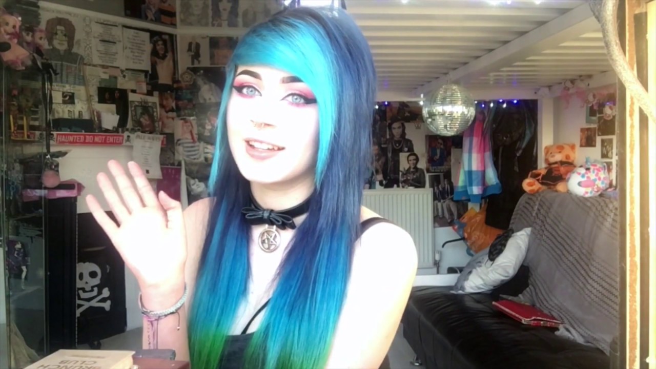 Emo room tour!