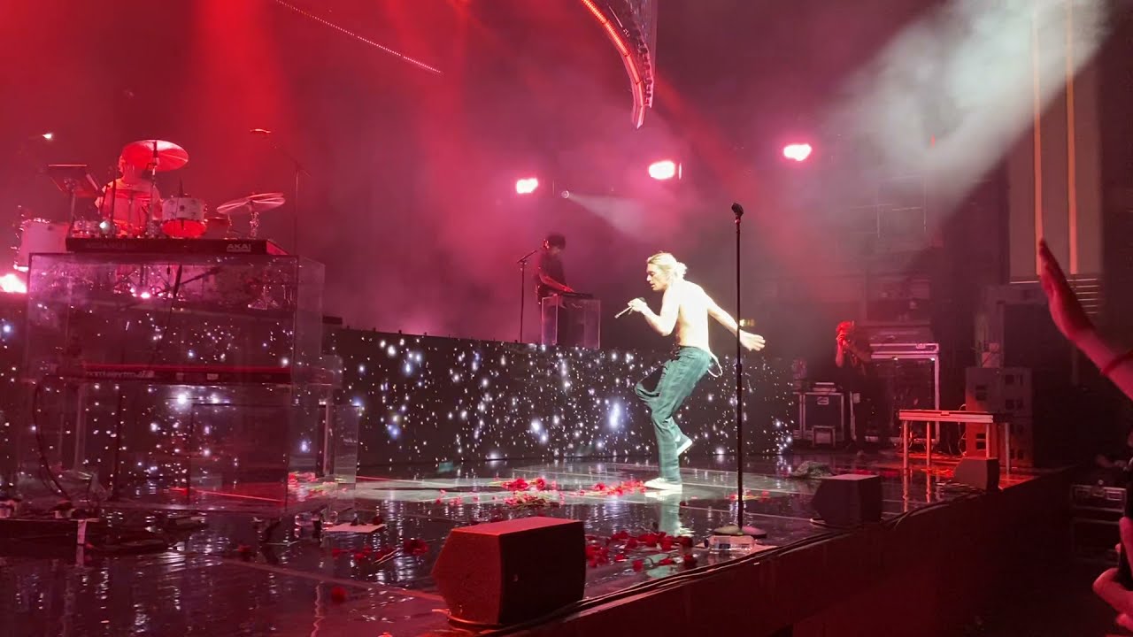 LANY - dancing in the kitchen (gg bb xx tour 2021 Eventim Apollo, London)