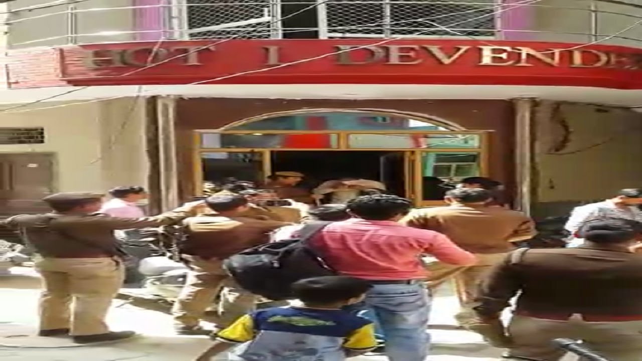 Police raid in hotel ghaziabad exclusive गाजियाबाद होटल में छापा, नग्न अवस्था में पाए गए कई जोड़े