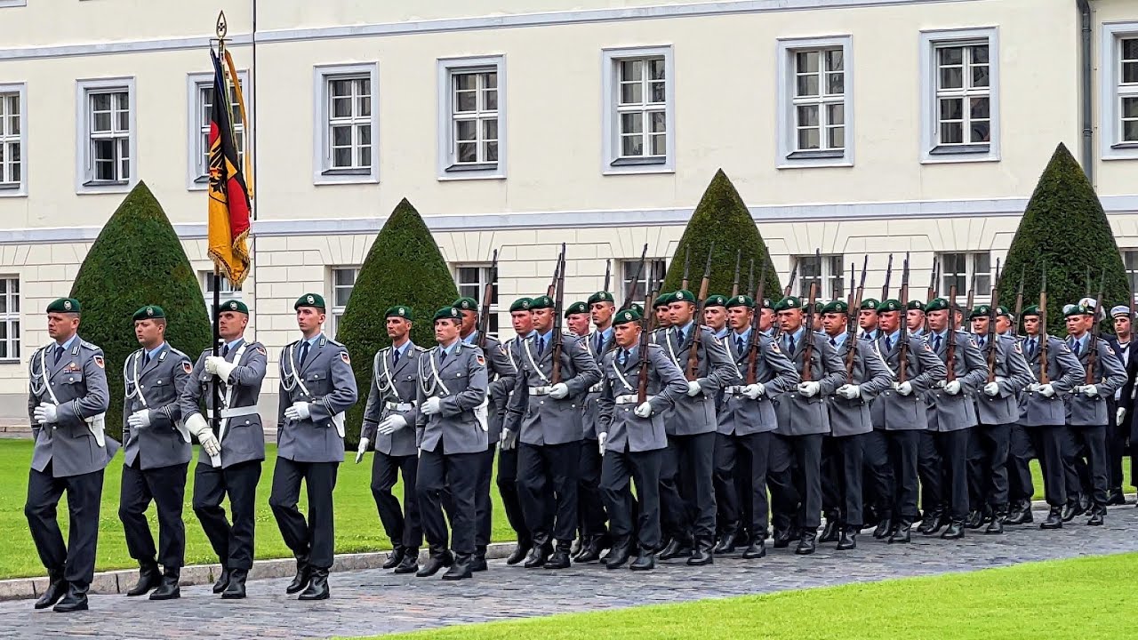 Regimentsgruß: Ausmarsch Stabsmusikkorps der Bundeswehr/Wachbataillon BMVg - Schloss Bellevue