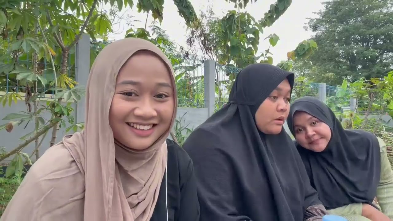 Nyekar ke makam dalam menyambut bulan ramadhan 