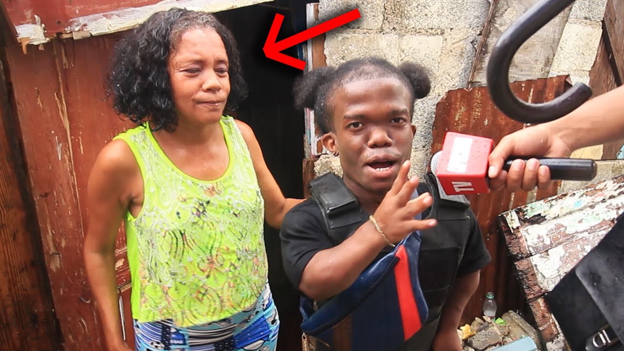 El enano muestra su mujer en pleno recorrido por el bajo mundo !
