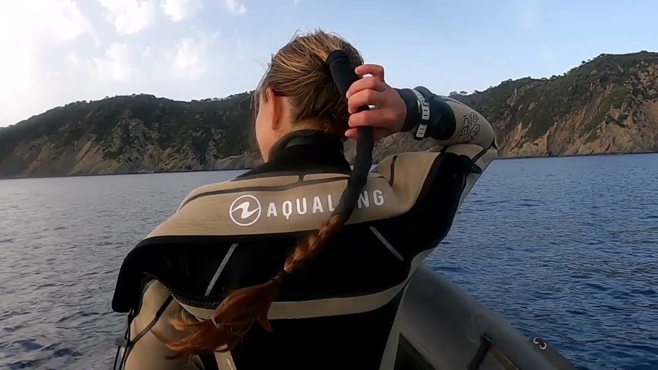 Marina DELVIL - Monitrice Plongée - Méditerranée, Port-Cros, Porquerolles, semi-rigide, combinaison