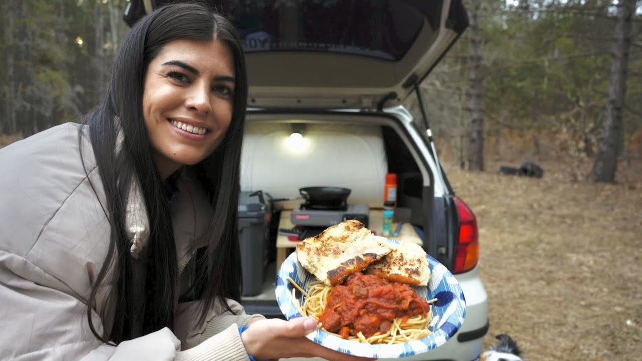 MAKING SPAGHETTI + GARLIC BREAD IN MY CAR