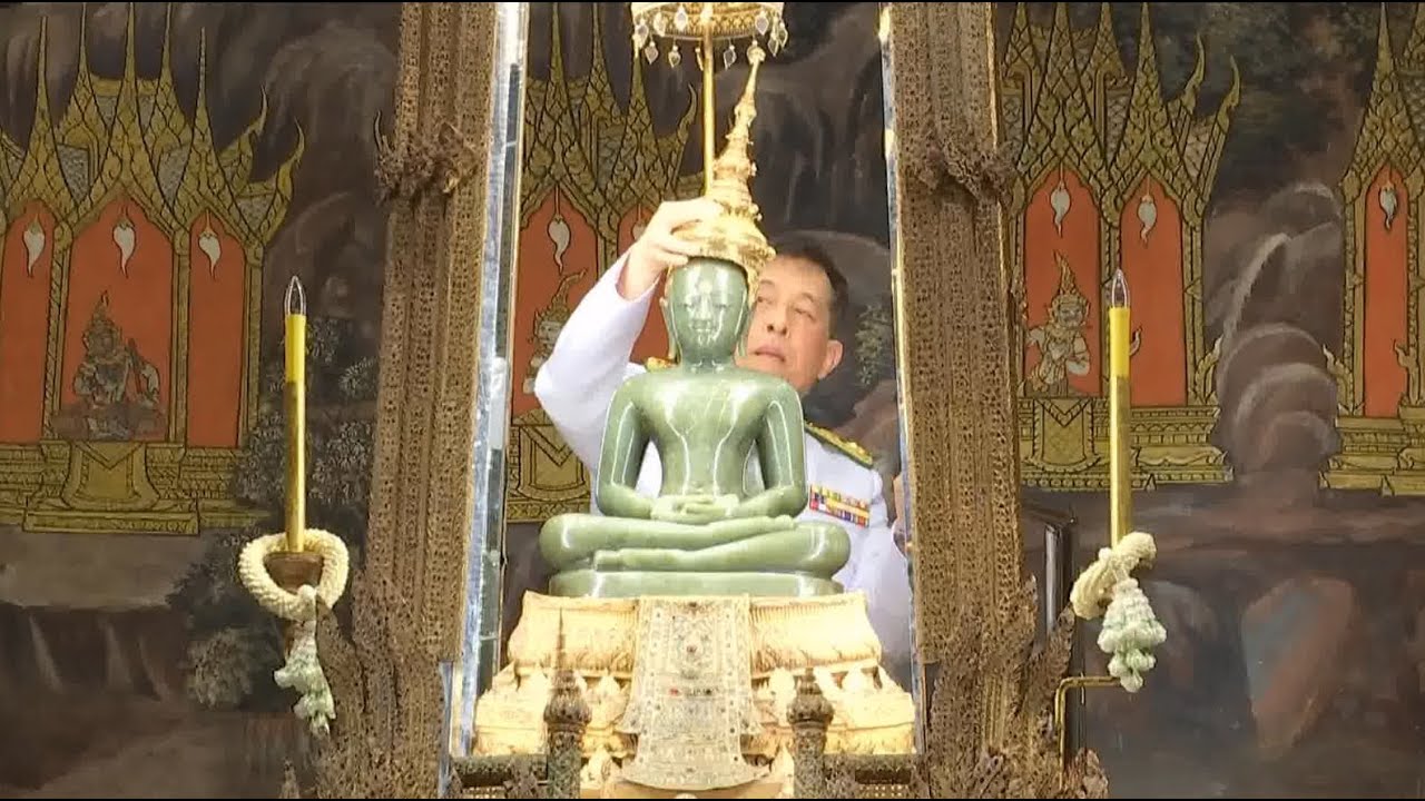 ในหลวง-พระราชินี ทรงเปลี่ยนเครื่องทรงฤดูร้อน ถวายพระพุทธมหามณีรัตนปฏิมากร วันที่ ๑๔ มีนาคม ๒๕๖๘