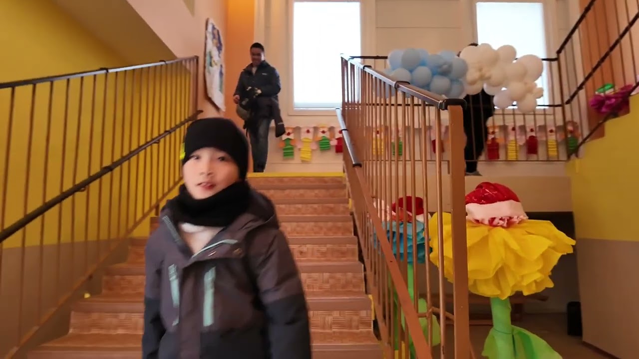 Ông cháu cùng đi tập đánh bóng bàn