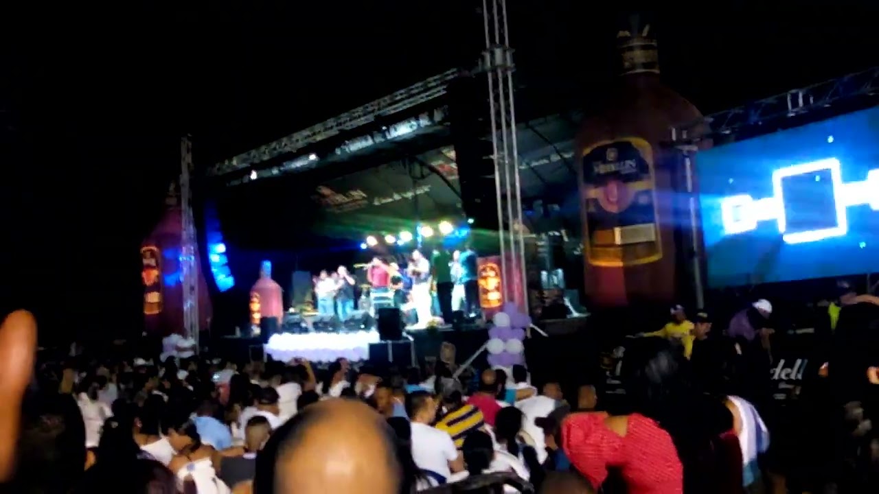 Luis egurrola cantante y compositor  en cove&ntilde;as 