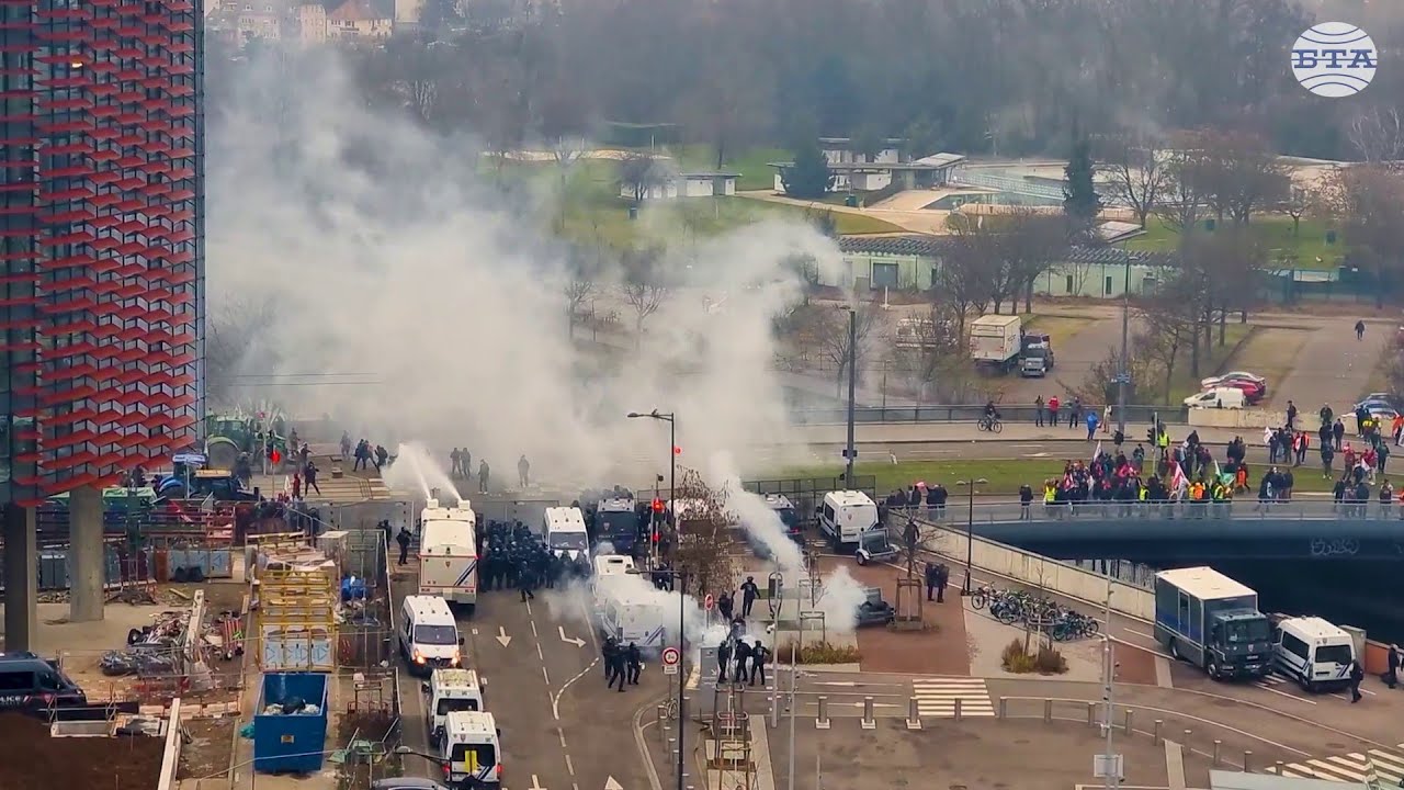 Кратки сблъсъци избухнаха между протестиращите земеделци и полицията пред Европейския парламент