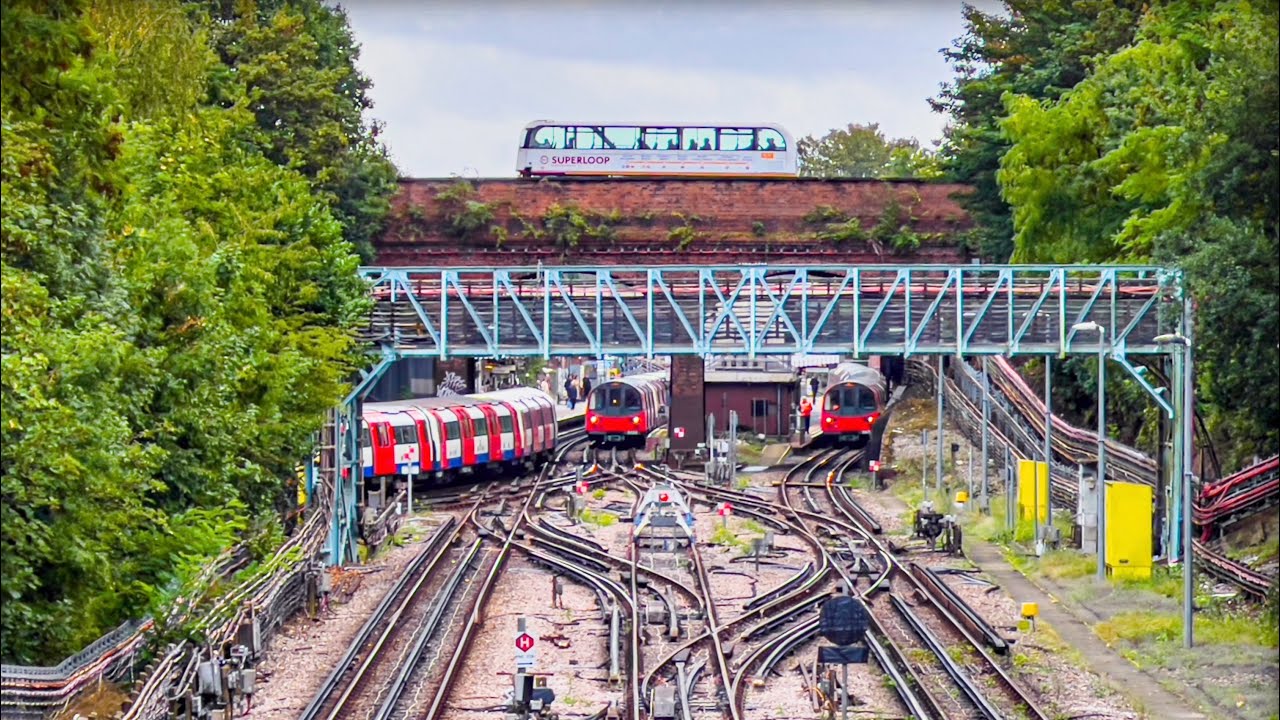 Northern Line trains at Finchley Central 