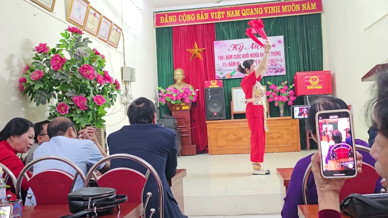 Thôn Phạm Ngũ Lão Chi hội người cao tuổi  múa chào mừng ngày 08/3/2026