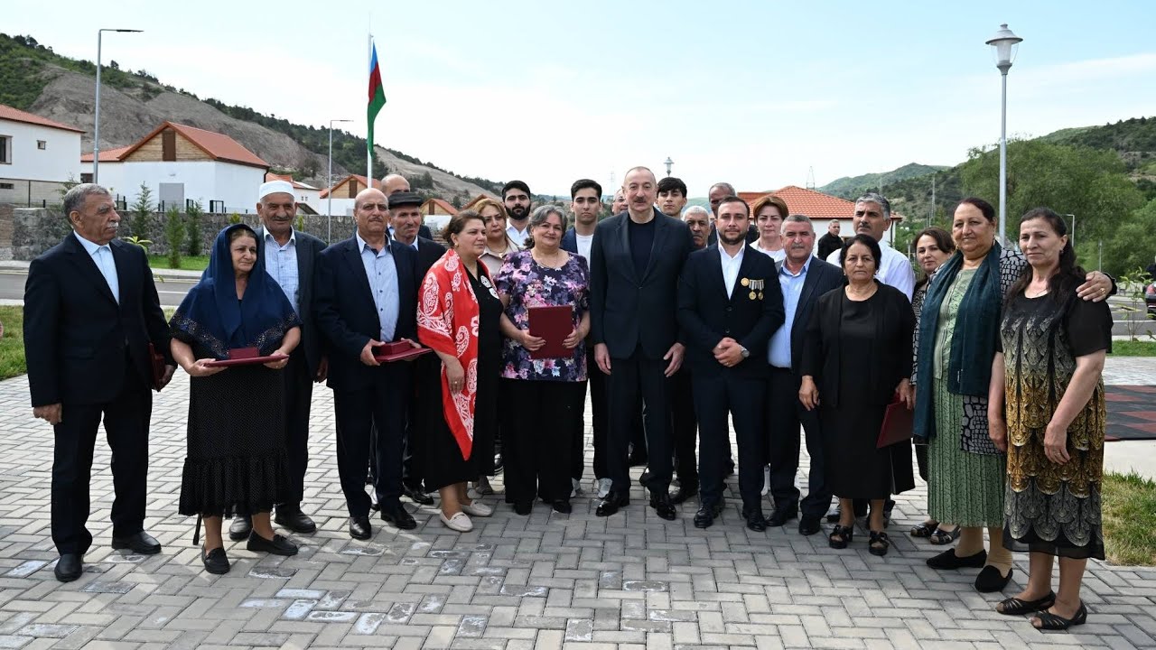 İlham Əliyev Laçının Bəylik kəndinə köçən sakinlərlə görüşüb, onlara evlərin açarlarını təqdim edib