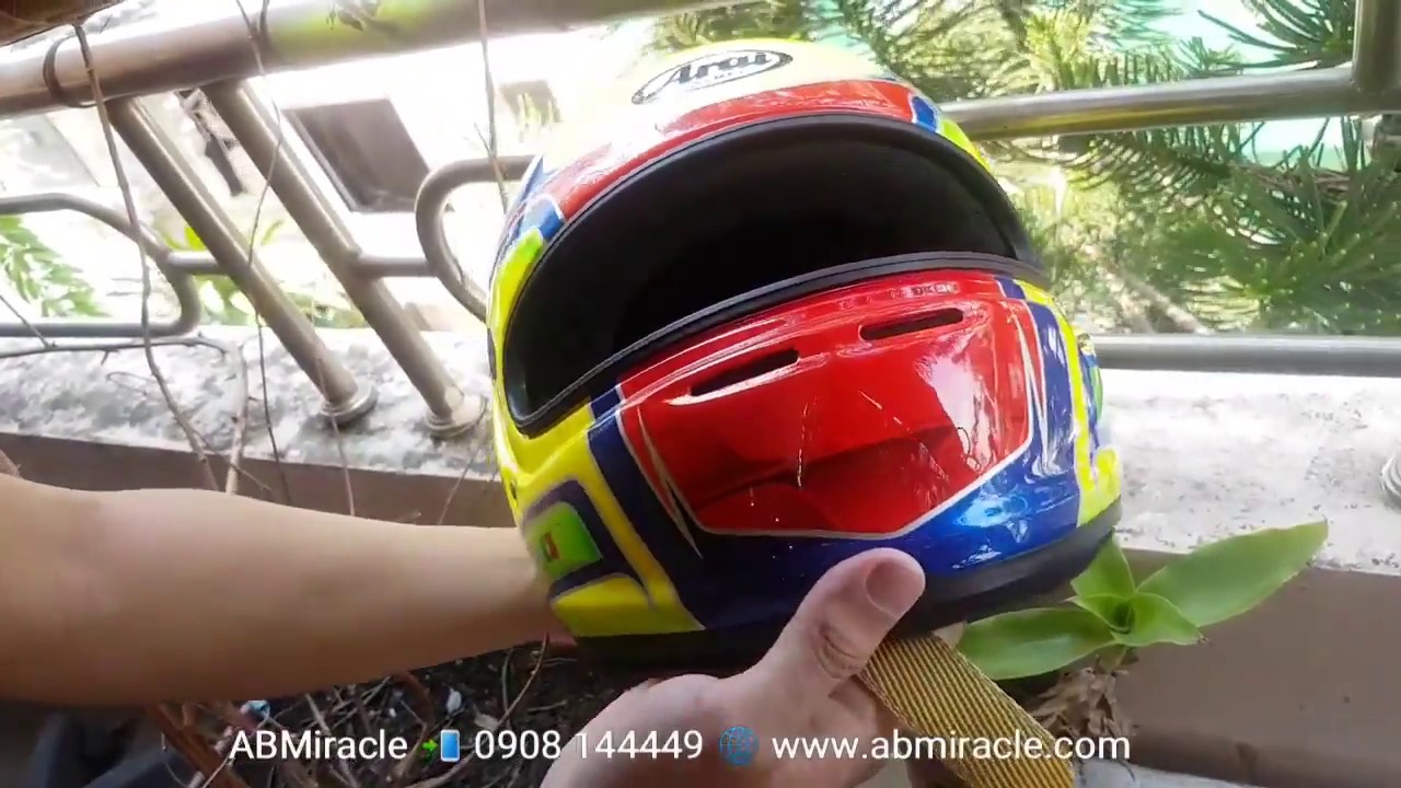 C&aacute;i n&oacute;n bảo hiểm custom Arai Car Racing cho ch&agrave;ng phi c&ocirc;ng trẻ by Abmiracle.