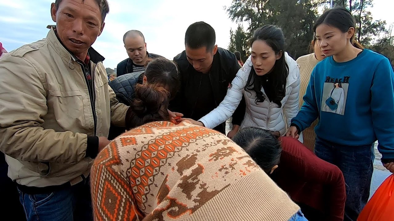 阿雄出海遇上海货爆网，拉上一车去到市场，被人围观不愁卖不出去