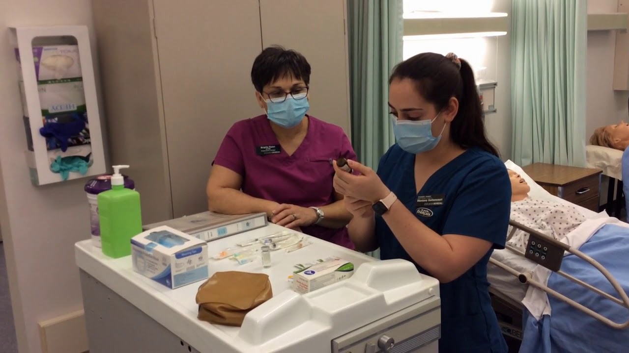 On pratique les injections intramusculaires en soins infirmiers auxiliaires!